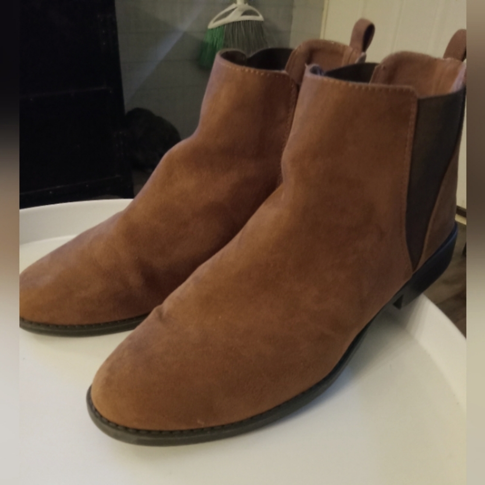 City Streets Women'sSize 10 Brown Ankle Booties.            FF219